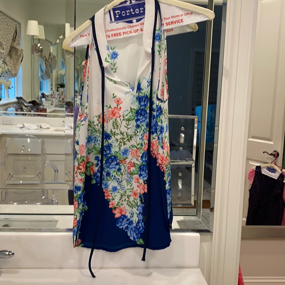 Pretty blouse. Looks brand new!!